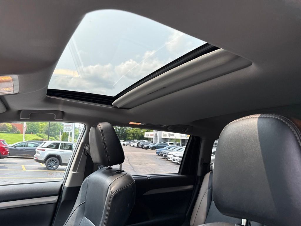 Used 2019 Silver Toyota XLE image 23