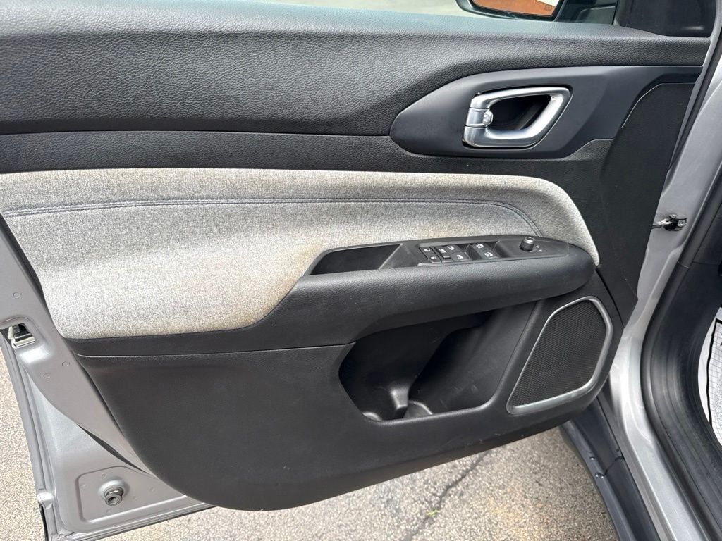Used 2022 Silver Jeep Latitude image 21