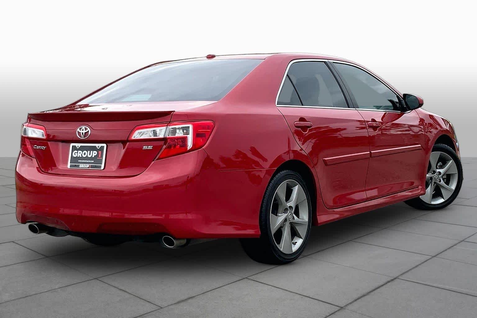 Used 2014 Barcelona Red Metallic Toyota SE image 13