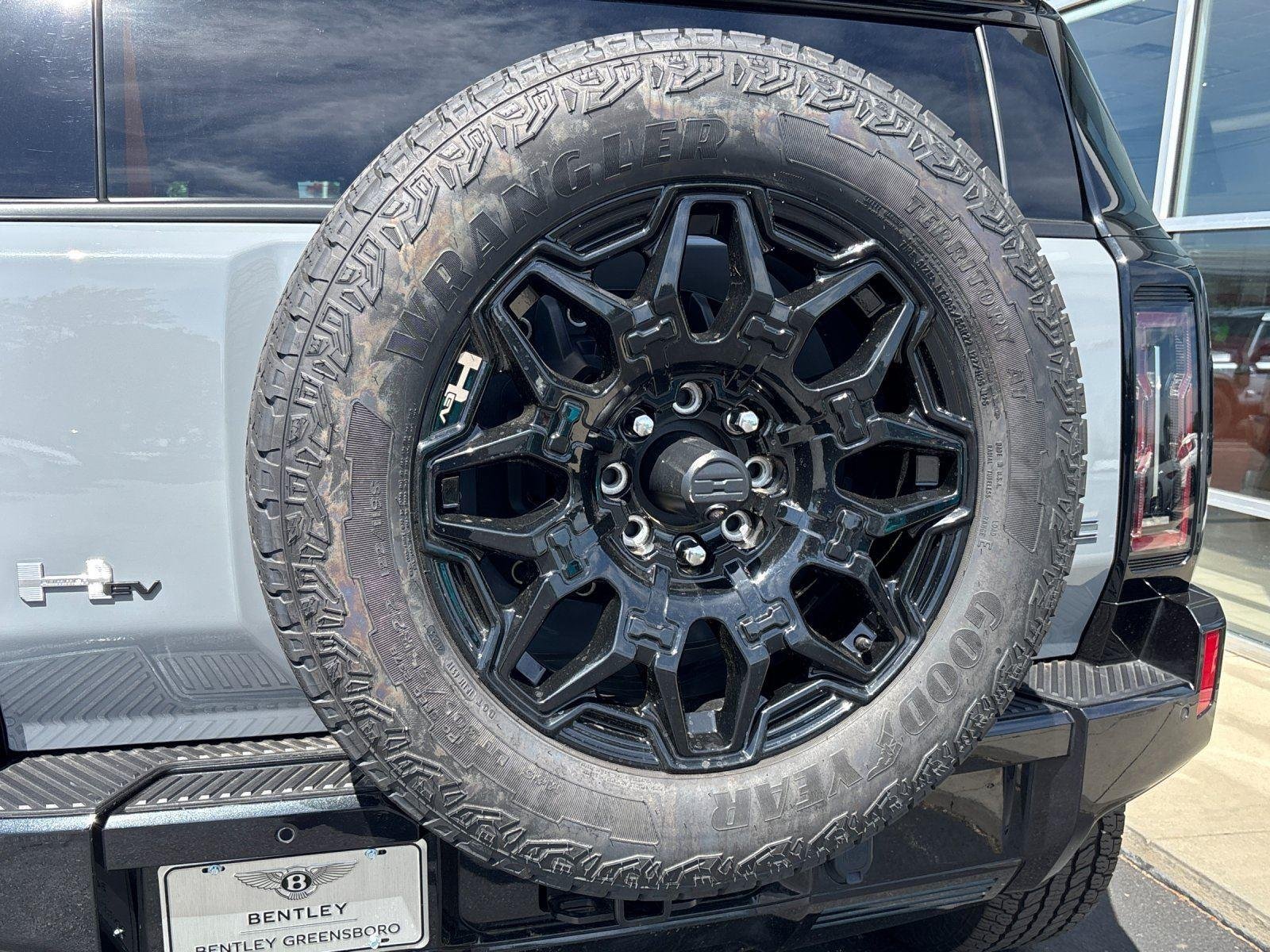 Used 2025 Interstellar White GMC 2X image 37