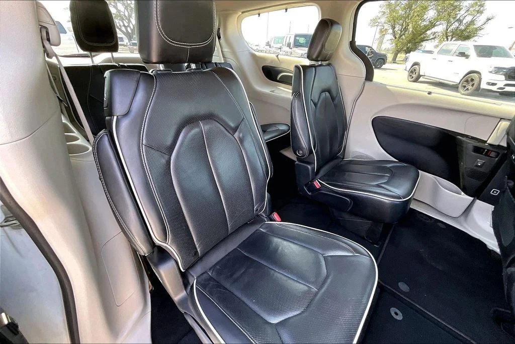 Used 2023 White Chrysler Limited image 22