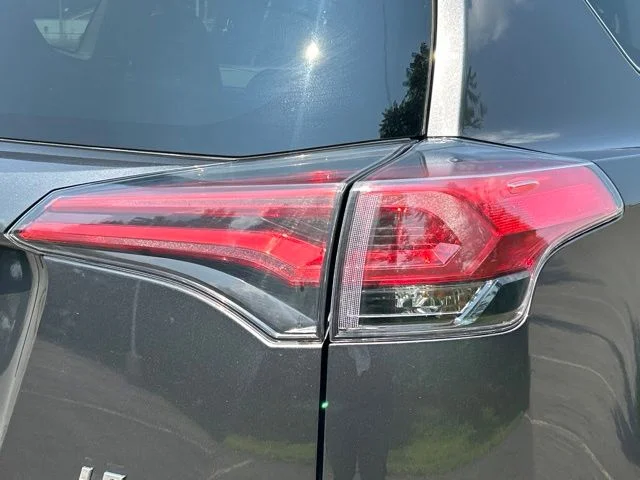 Used 2018 Gray Toyota LE image 10