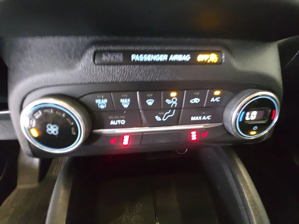 Used 2020 Green Ford SE image 17