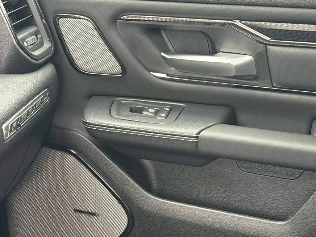 New 2026 Diamond Black Crystal Pearl-Coat Exterior Paint RAM Rebel image 37