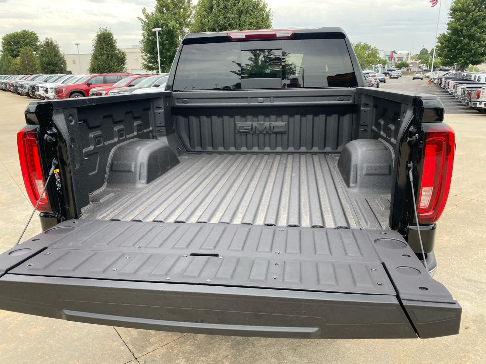 2026 GMC Sierra 1500 SLT - Photo 29
