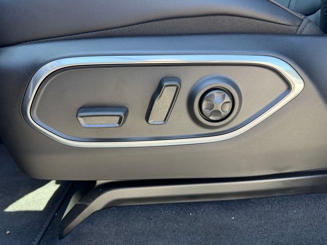 New 2026 Silver-Zynith Exterior Paint Jeep Limited Altitude image 23