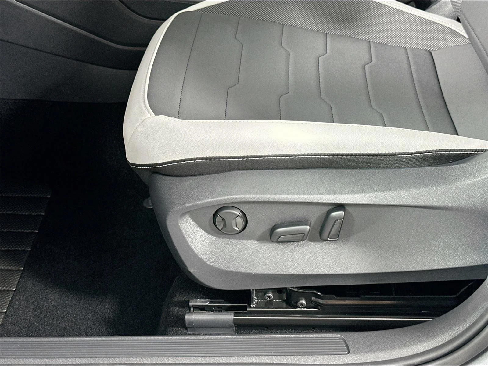 2025 Volkswagen Taos SE - Photo 16