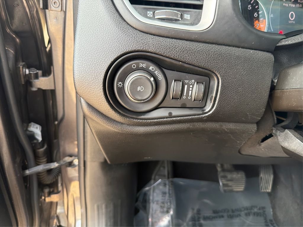 Used 2018 Granite Crystal Metallic Clearcoat Jeep Latitude image 18