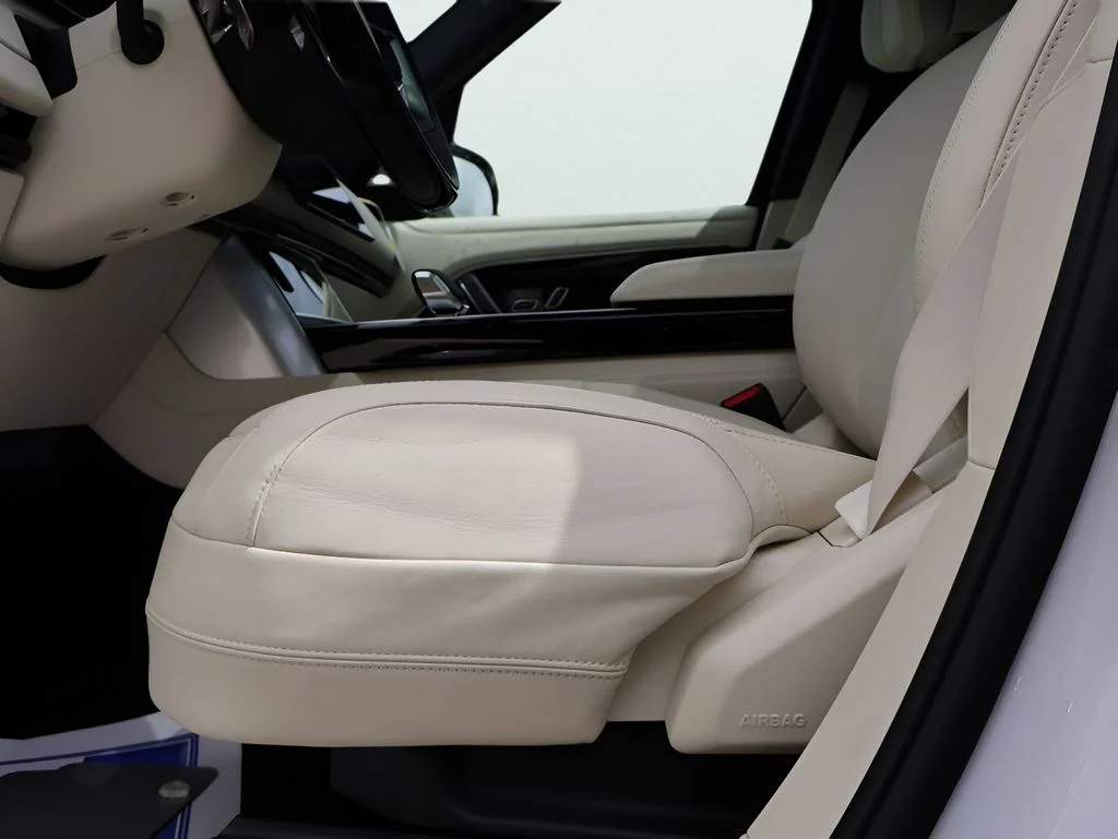 New 2026 Ostuni Pearl Wht Prem Met Land Rover Autobiography image 35
