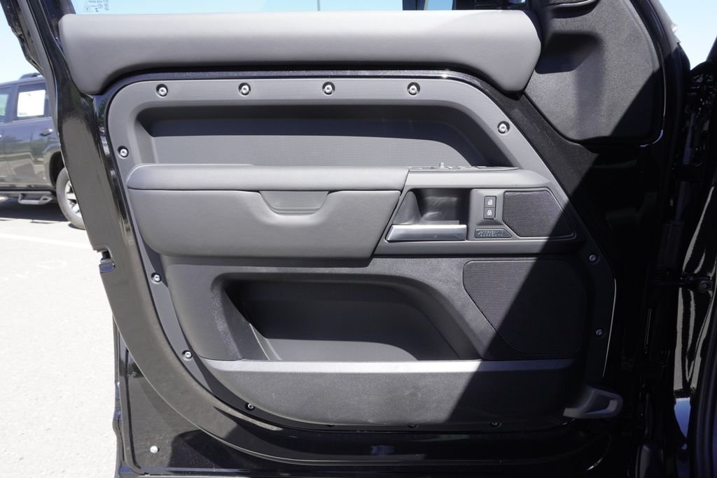 New 2026 Santorini Black Land Rover X-Dynamic SE image 17