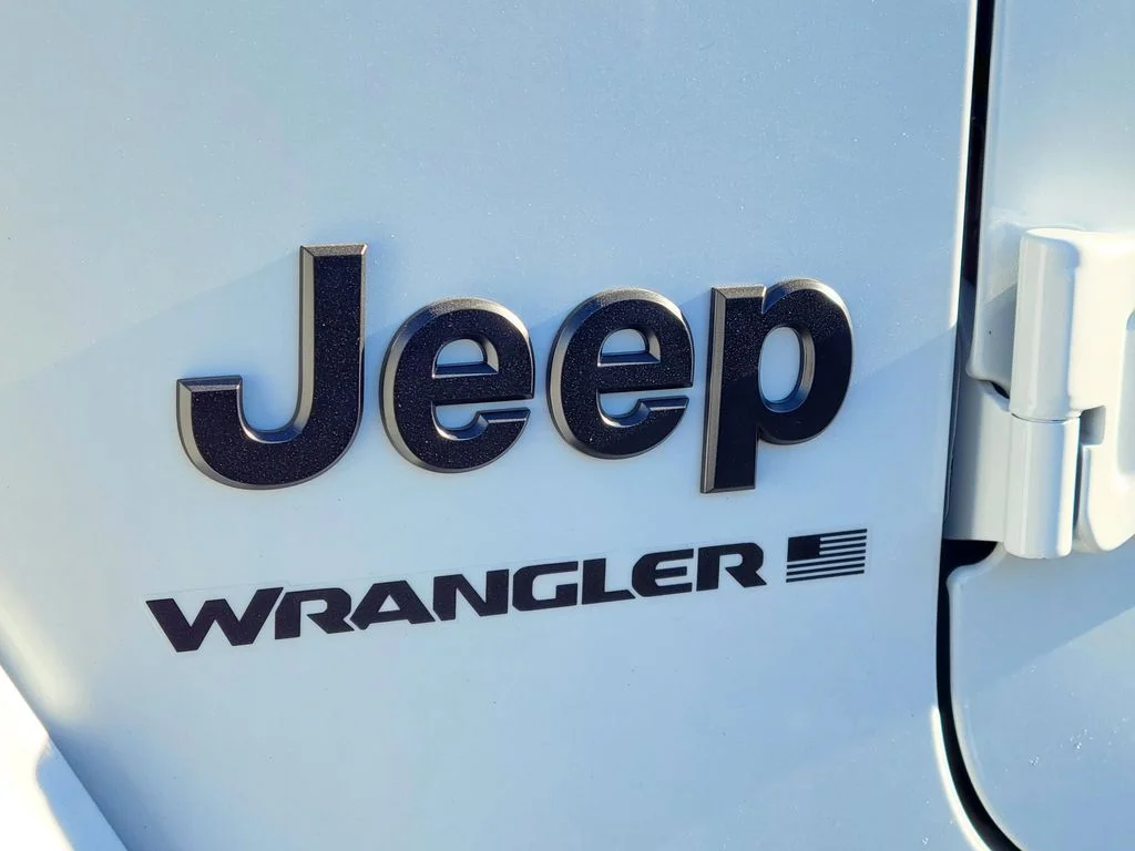 New 2026 Bright White Clear-Coat Exterior Paint Jeep Sahara image 20
