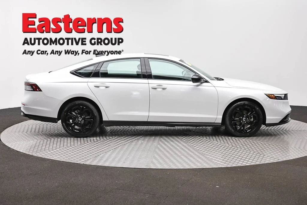 Used 2025 White Honda SE image 4