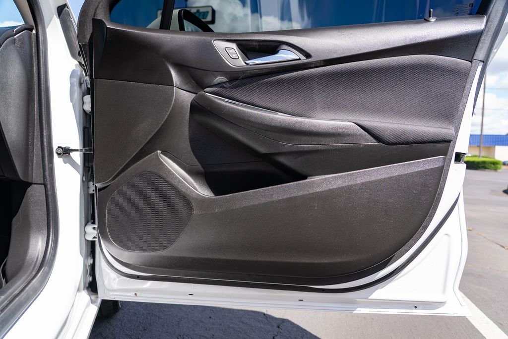Used 2018 Summit White Chevrolet LT image 26