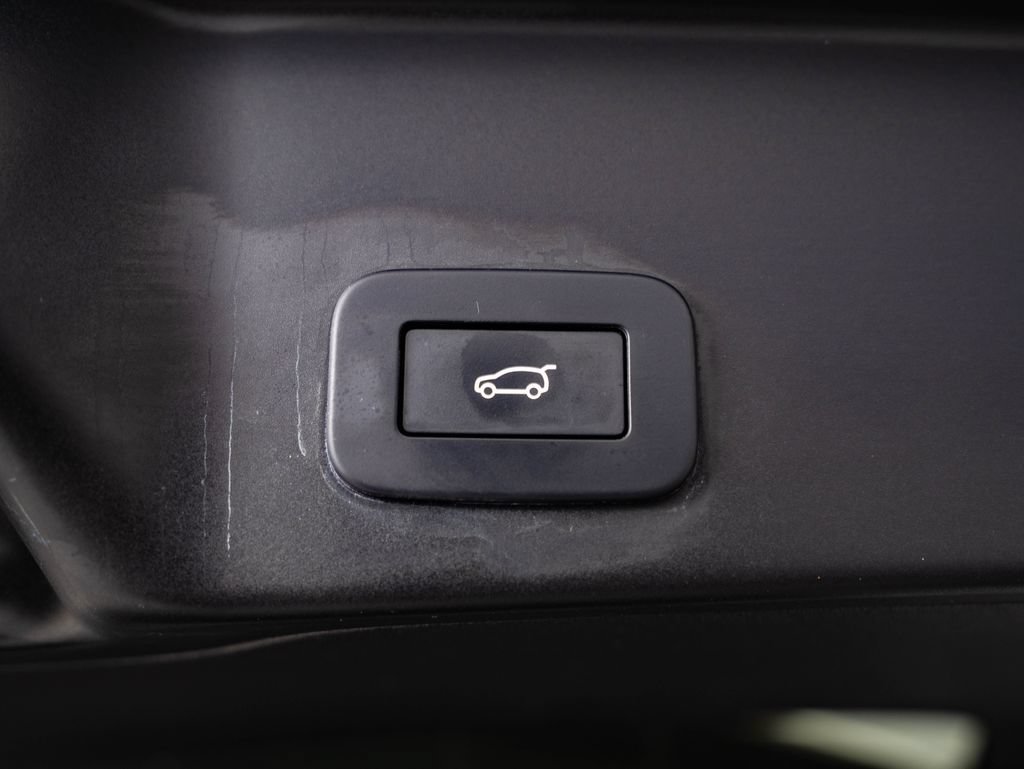 Used 2025 Ostuni Pearl White Metallic Land Rover Dynamic image 22