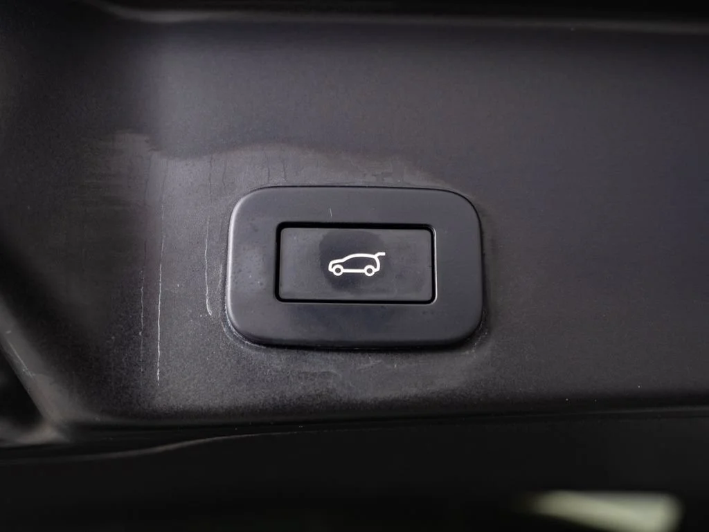 Used 2025 Ostuni Pearl White Metallic Land Rover Dynamic image 22