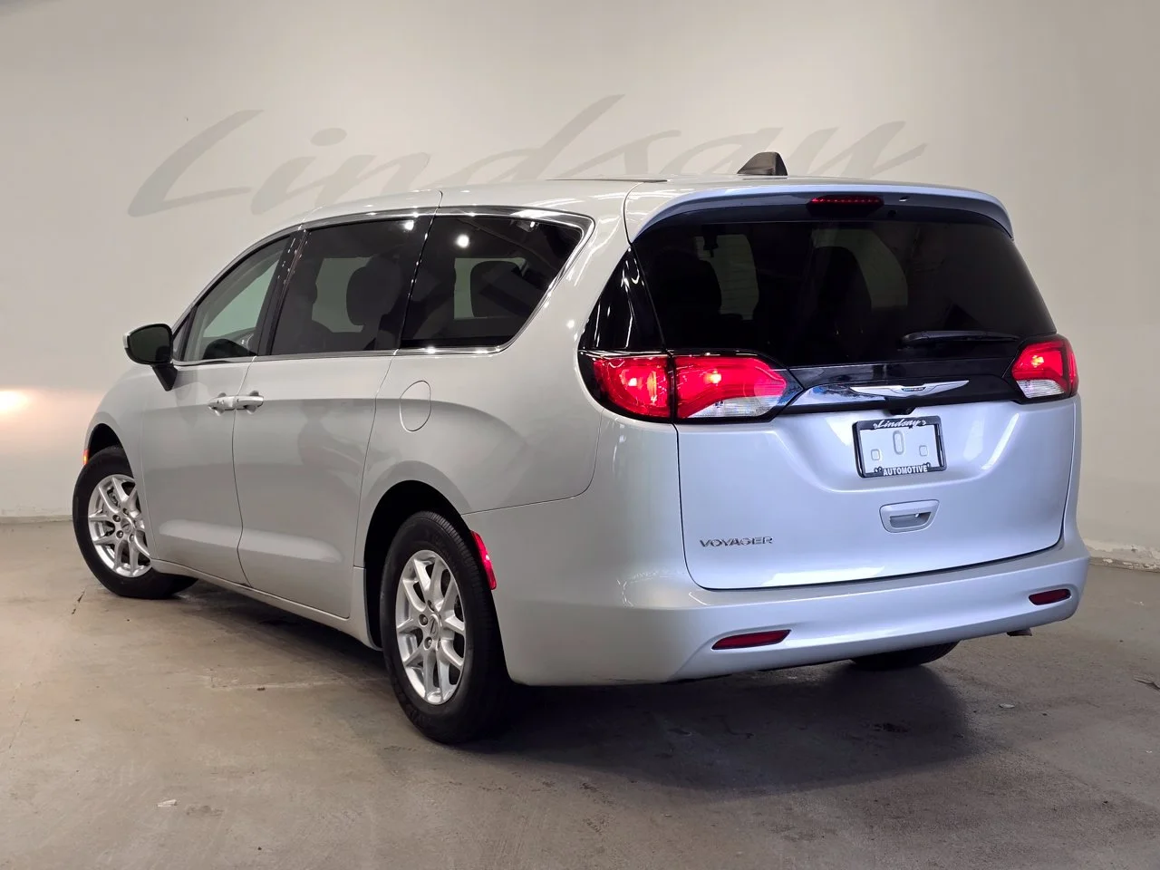 Used 2023 Silver Mist Clearcoat Chrysler LX image 4