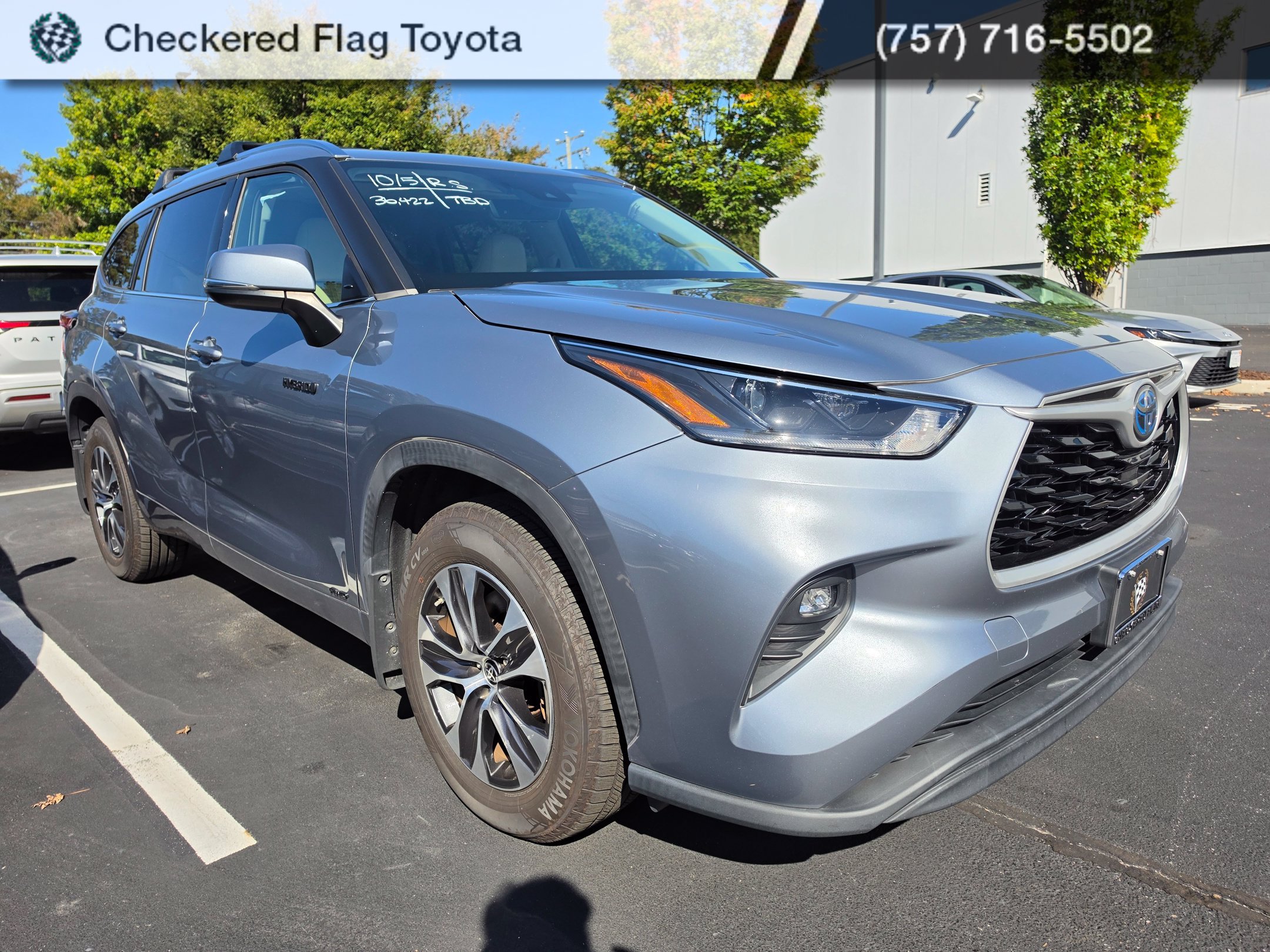 Used 2021 Moon Dust Toyota XLE image 3