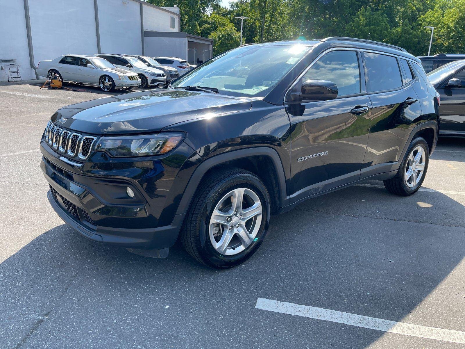 Used 2024 Diamond Black Crystal Pearlcoat Jeep Latitude image 7