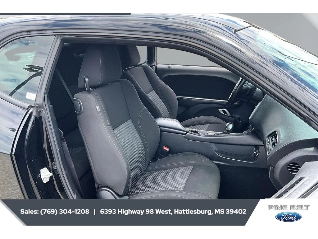 Used 2020 Pitch Black Clearcoat Dodge SXT image 6