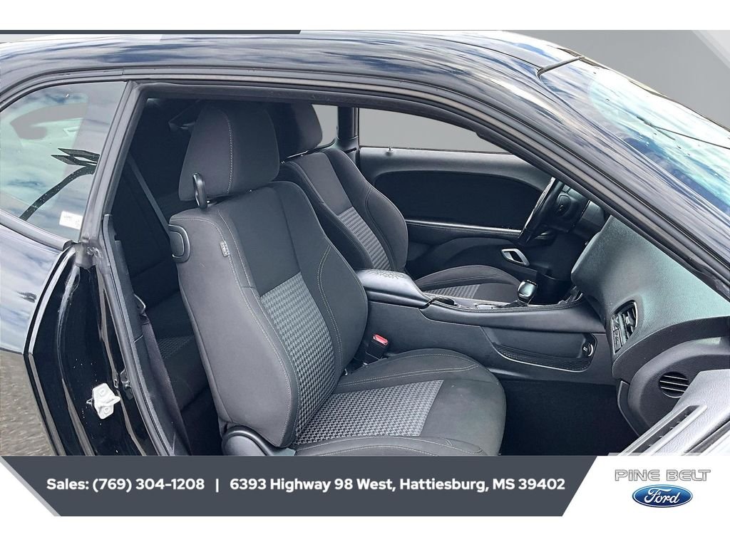 Used 2020 Pitch Black Clearcoat Dodge SXT image 6