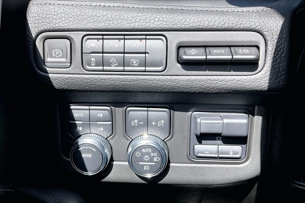 Used 2023 Silver GMC Denali image 34