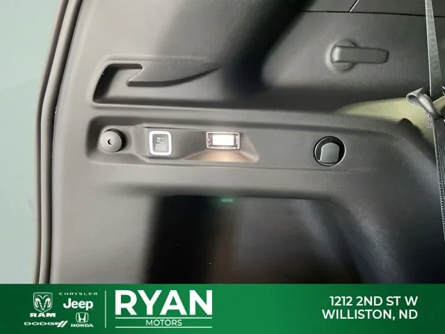 New 2026 Diamond Black Crystal Pearl-Coat Exterior Paint Jeep Laredo image 35