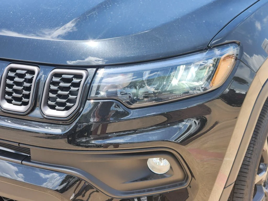 New 2026 Diamond Black Crystal Pearlcoat Jeep Latitude image 5