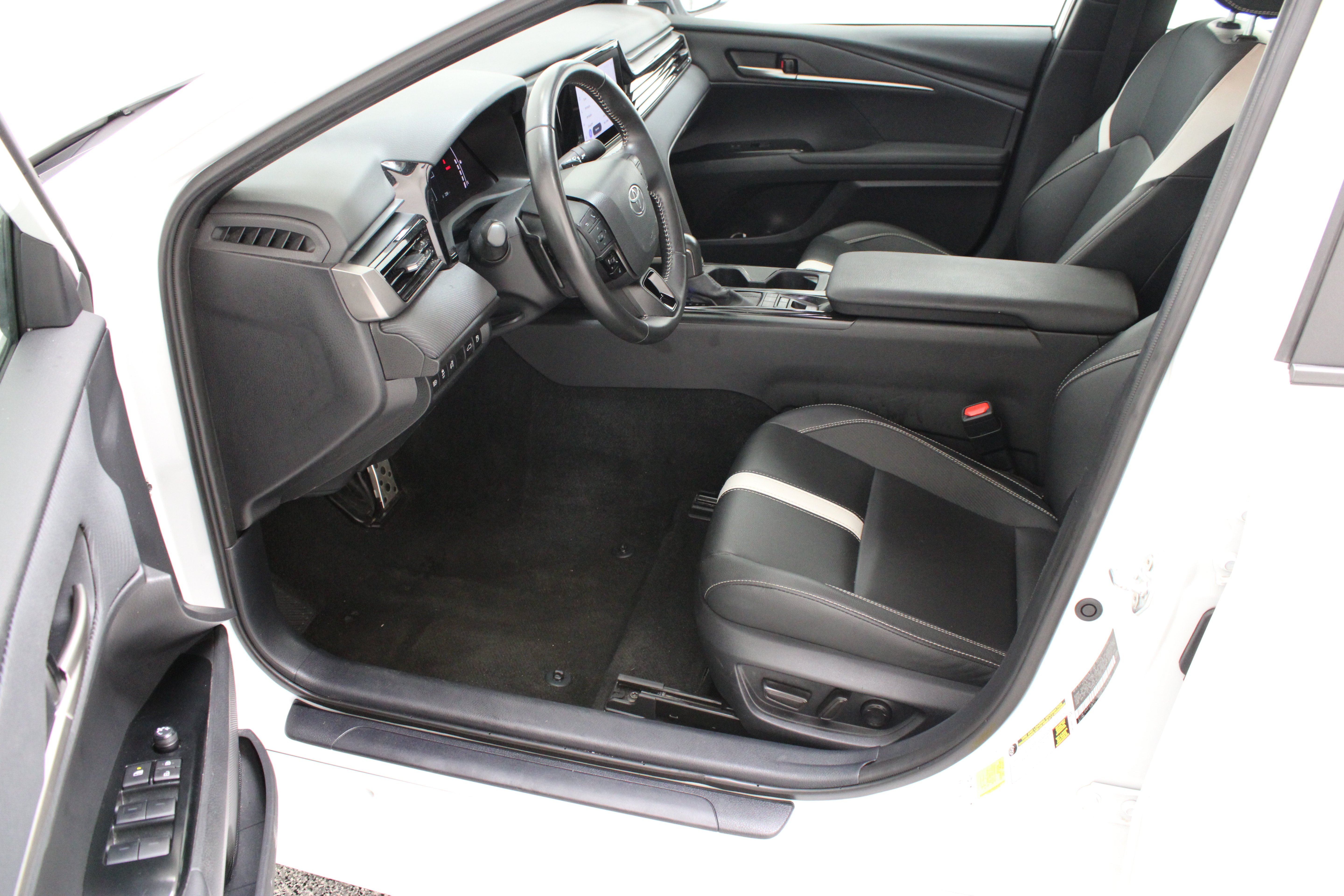 Used 2025 BLIZZARD PEARL Toyota SE image 14