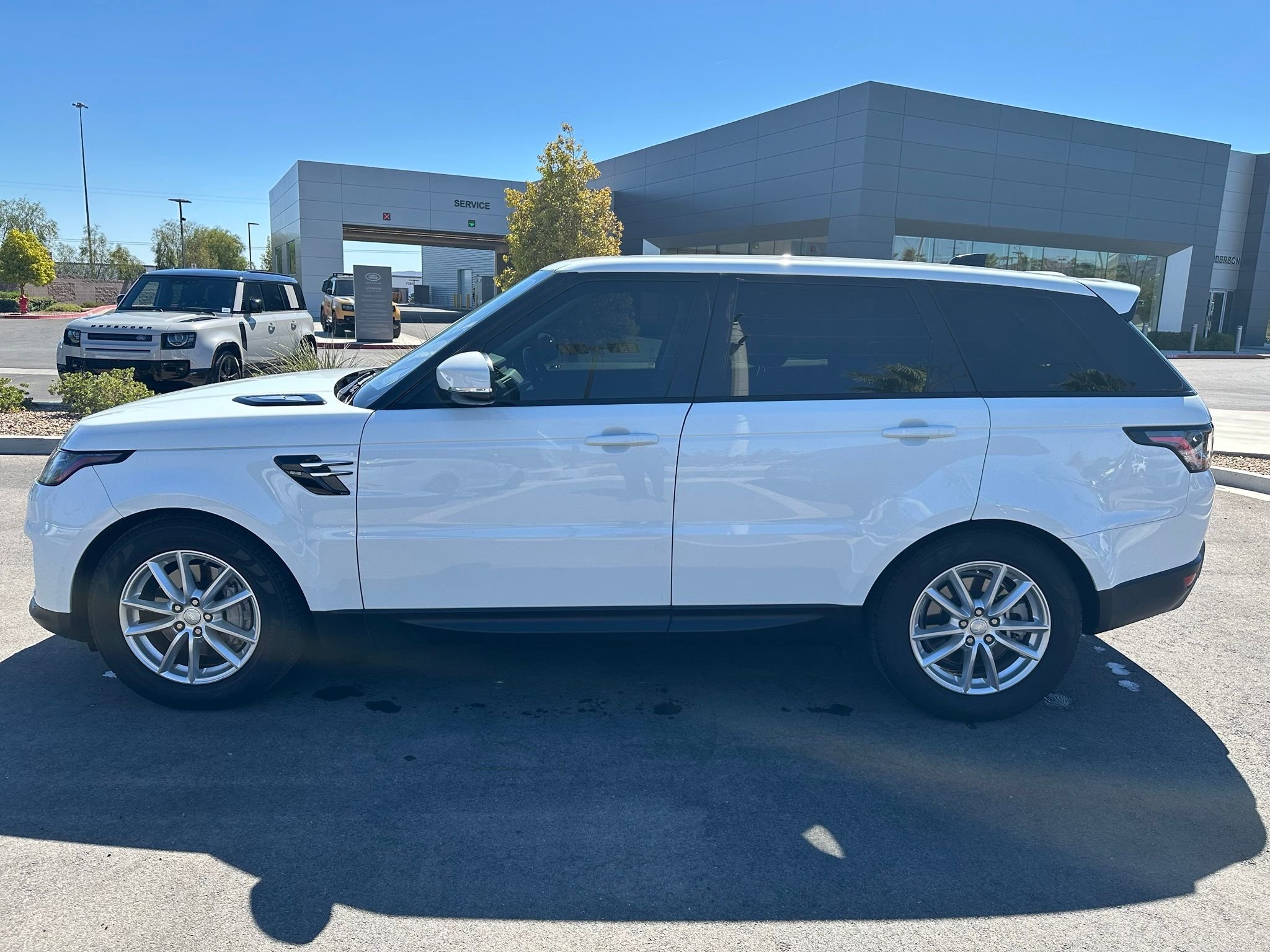 Used 2021 Fuji White Land Rover SE image 13