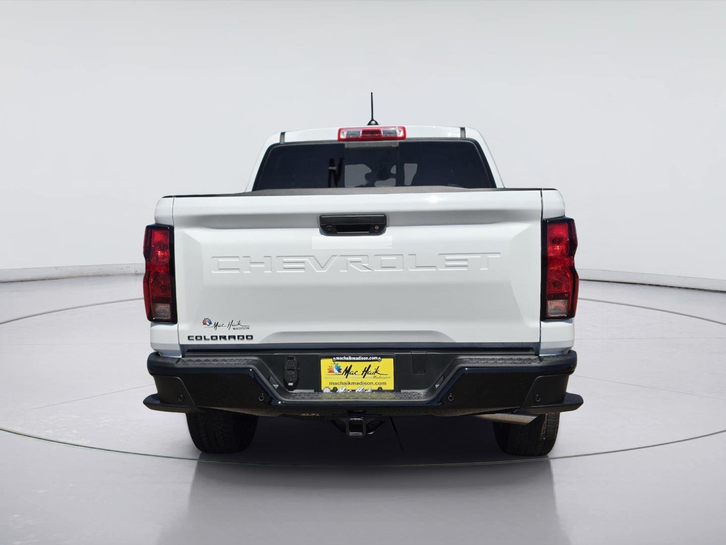 New 2026 Summit White Chevrolet WT image 4