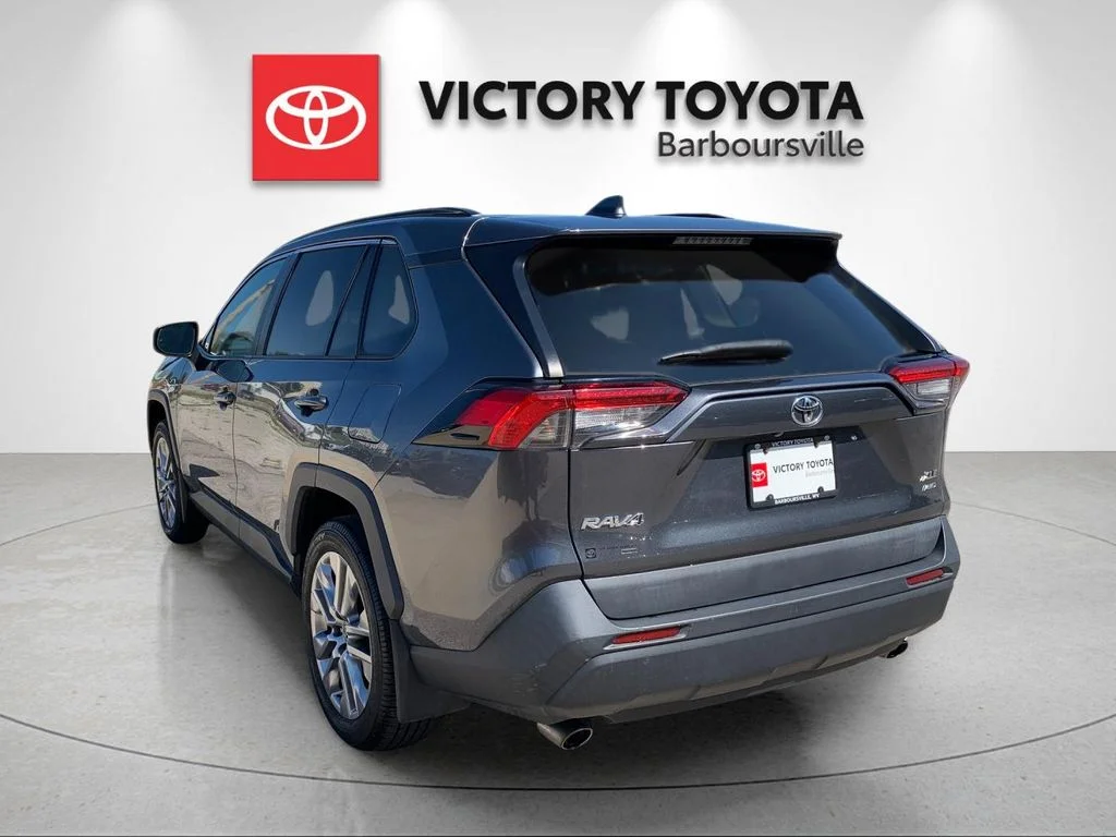 Used 2021 Gray Toyota XLE Premium image 3