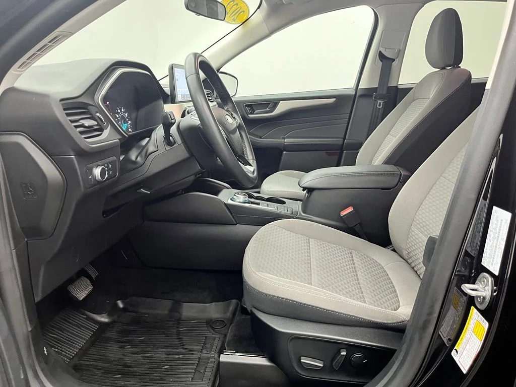 Used 2022 Black Ford SE image 17