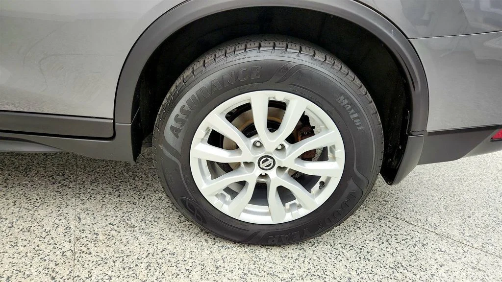 Used 2017 Gun Metallic Nissan 2017.5 AWD SV w/ SV Premium Package & Navigation image 9