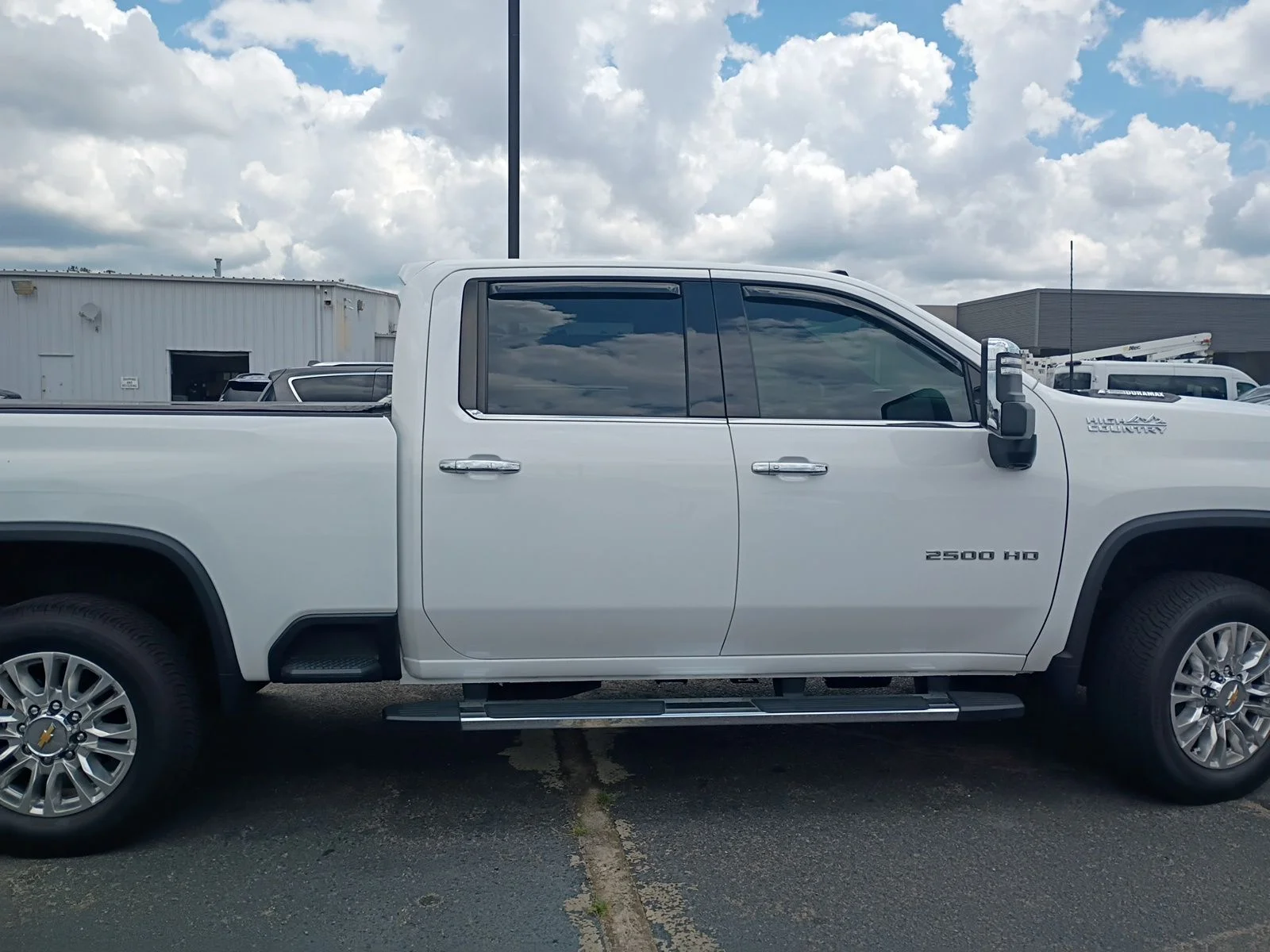 Used 2023  Chevrolet High Country image 2