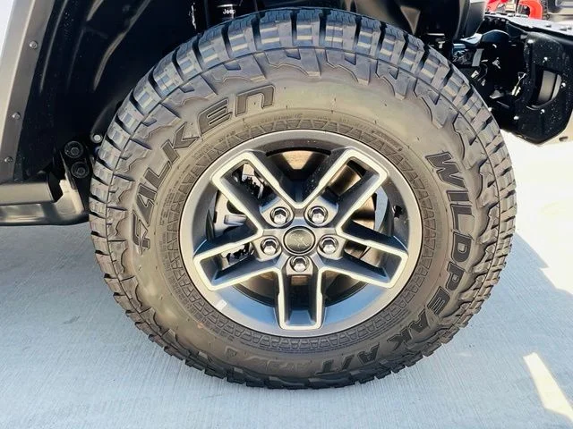 New 2026 Bright White Clear-Coat Exterior Paint Jeep Mojave image 8