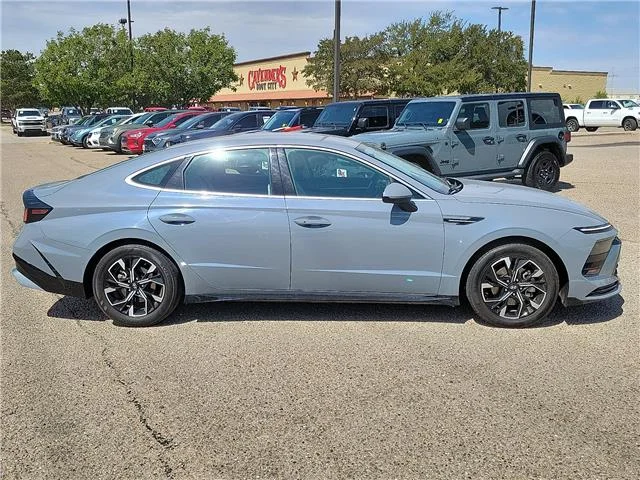 Used 2025 Aero Silver Hyundai SEL Front-Wheel Drive image 5
