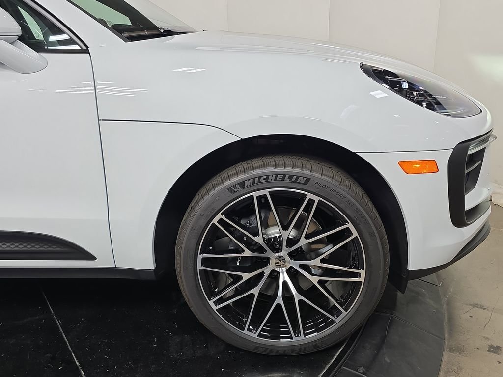 2026 Porsche Macan T - Photo 11
