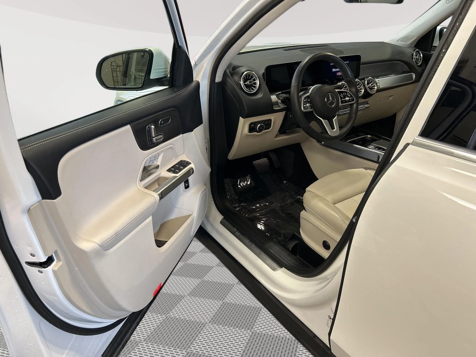 Used 2020 Polar White Mercedes-Benz GLB 250 image 11
