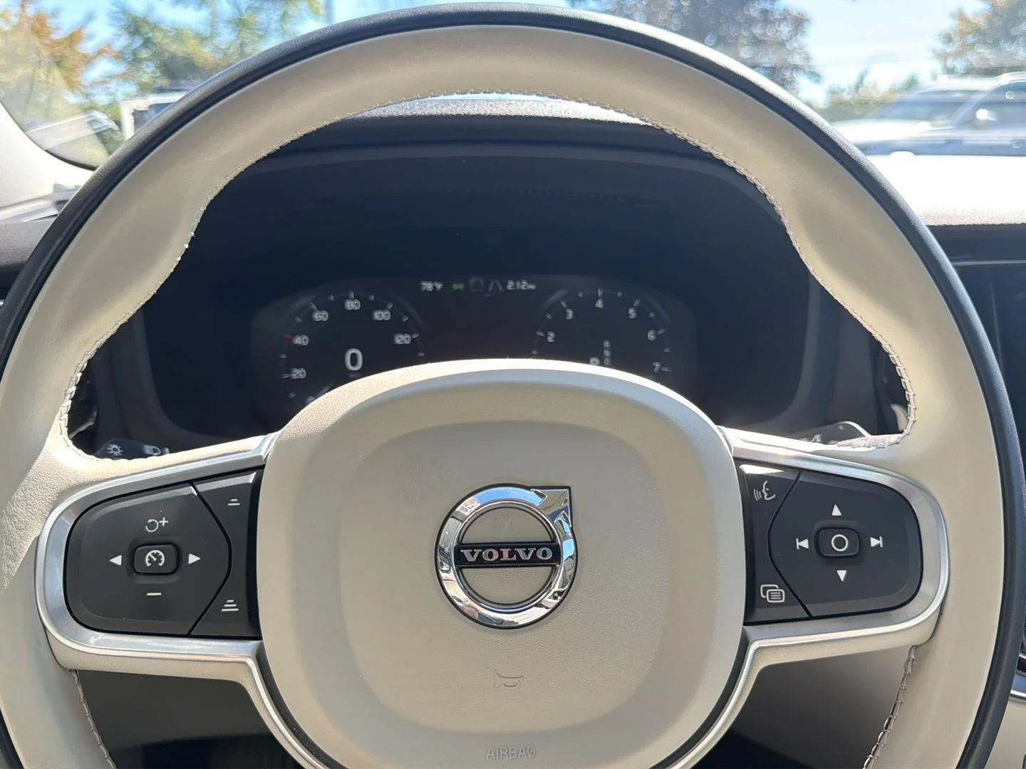 Used 2022 Denim Blue Metallic Volvo Momentum image 18