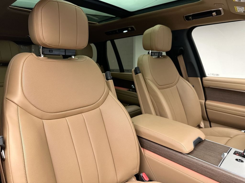 Used 2025  Land Rover SE image 3