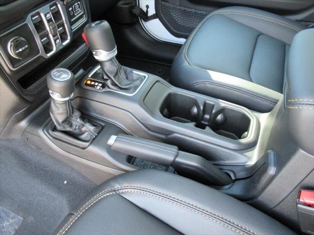 New 2026 Bright White Clear-Coat Exterior Paint Jeep Sahara image 17