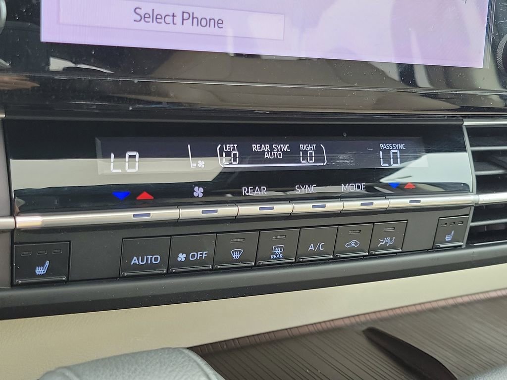 Used 2023  Toyota XLE image 30