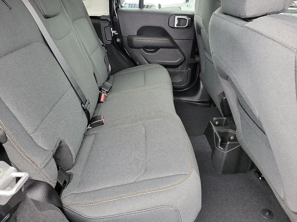 2025 Jeep Wrangler 4-Door Sahara - Photo 16