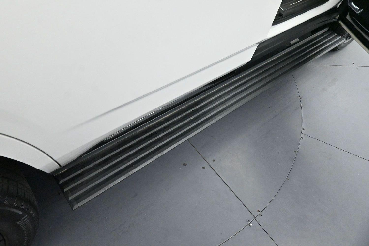 Used 2021 CRYSTAL WHITE TRICOAT Cadillac Sport Platinum image 9