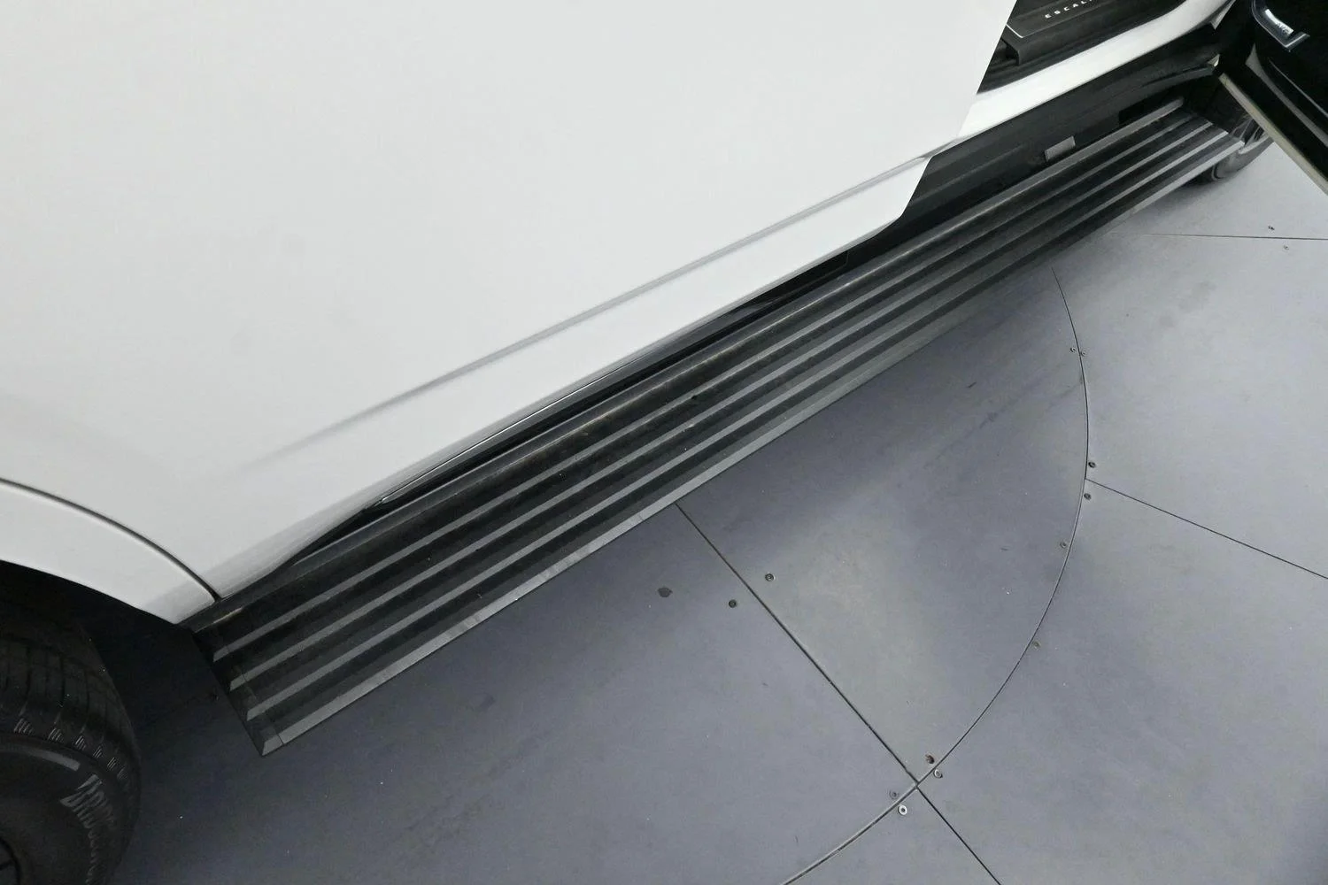 Used 2021 CRYSTAL WHITE TRICOAT Cadillac Sport Platinum image 9