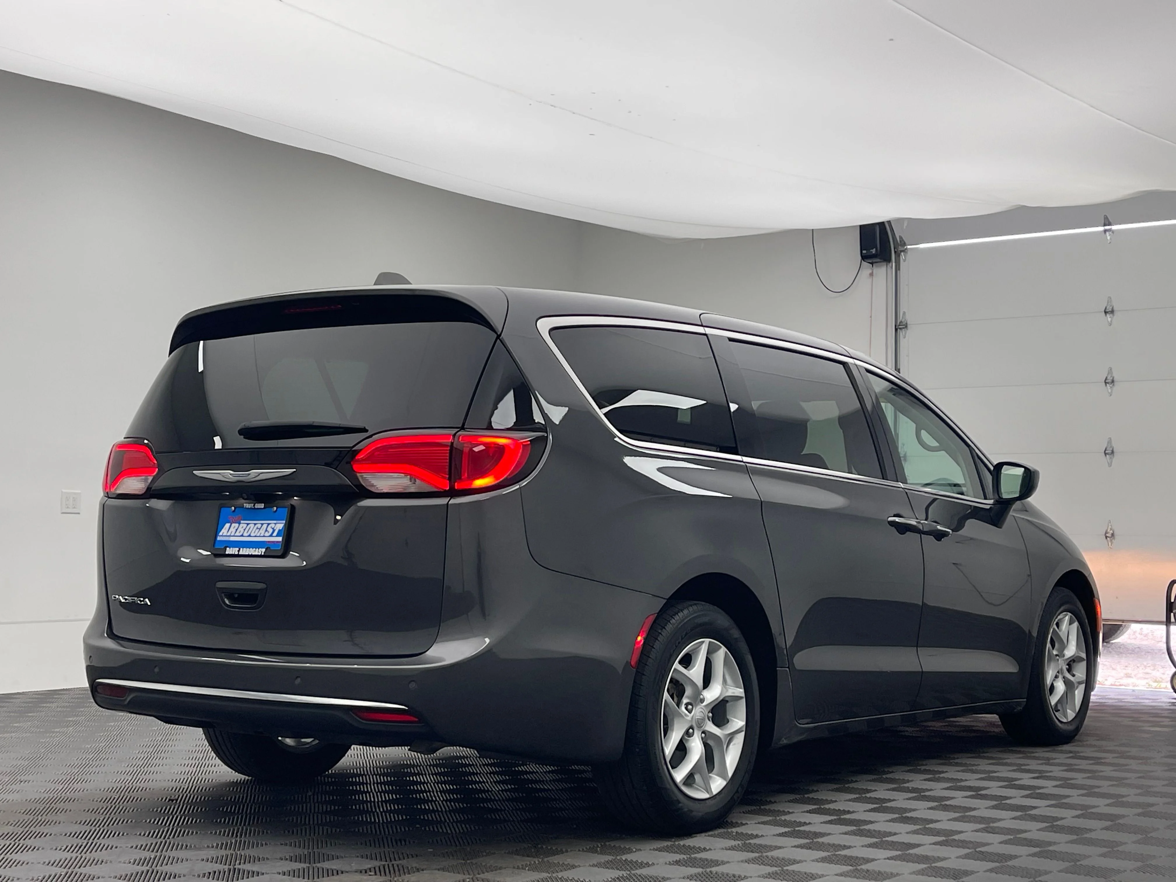 Used 2017 Granite Crystal Metallic Clearcoat Chrysler Touring L image 7