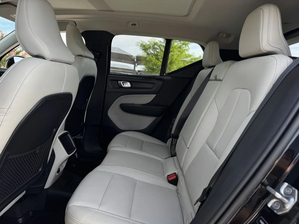 Used 2020 Black Volvo Momentum image 30
