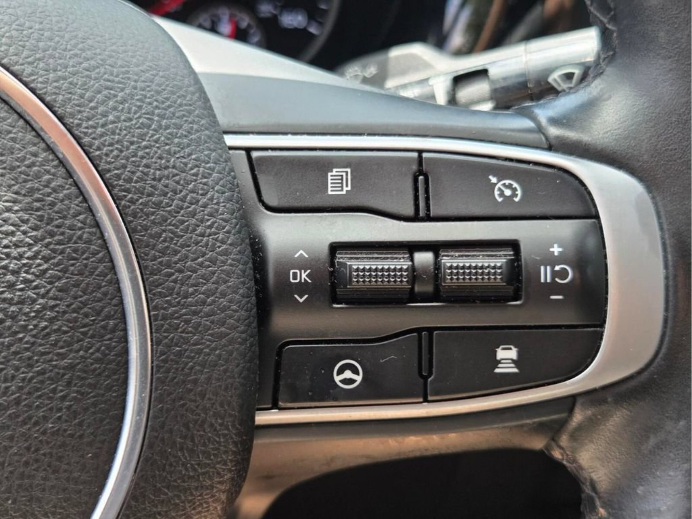 Used 2023 Wolf Gray Kia GT-Line image 32