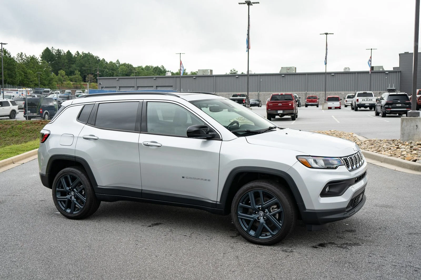 New 2026 Silver Zynith Metallic Clear-Coat Exterior Paint Jeep  image 12