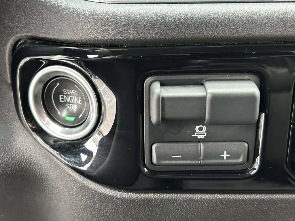Used 2024 Summit White GMC Elevation image 21